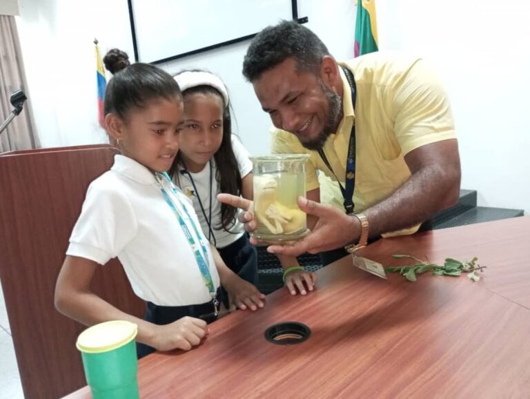 Estudiantes de Aragua conocen el mundo de las ciencias biomédicas con la Ruta Científica