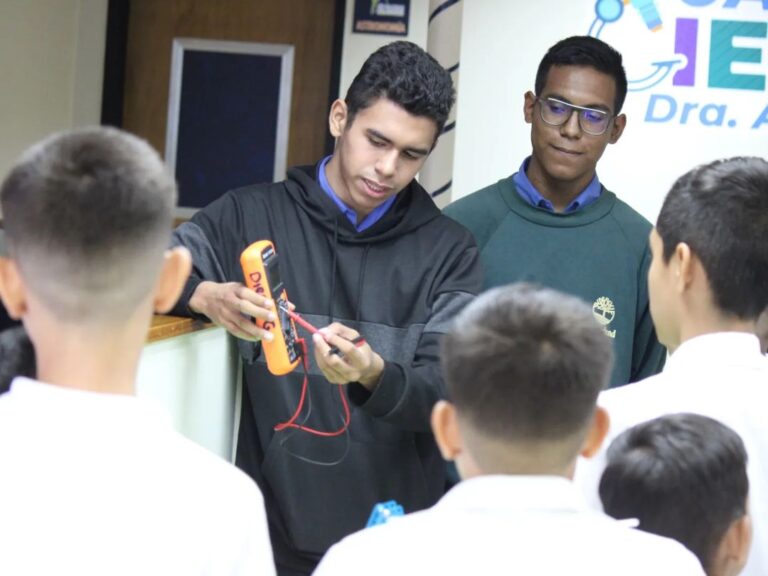 Estudiantes de Lara participan en taller “Conociendo el mundo de la electrónica”