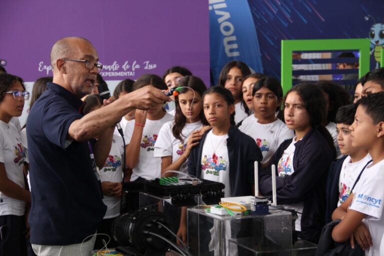 Más de 2200 estudiantes de Miranda, Caracas y La Guaira participan en Feria de las Niñas en las TIC