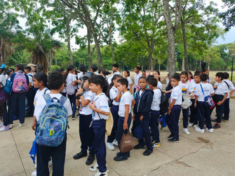 Estudiantes de Miranda se embarcan en un viaje de exploración del universo
