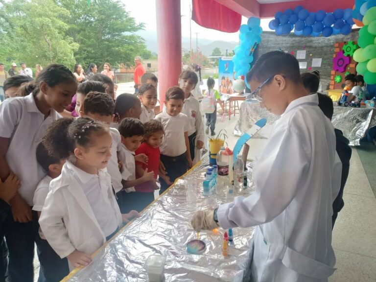 Caravana de la Química inspira a jóvenes científicos en Carabobo