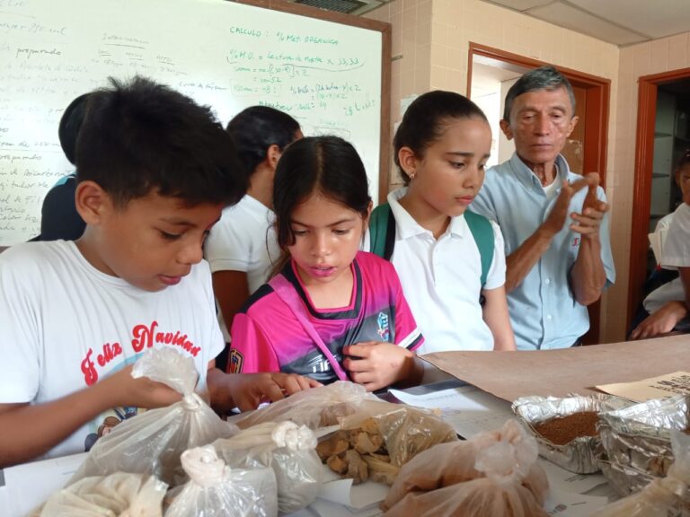 Jóvenes de Cojedes refuerzan conocimientos con Ruta Científica en la Estación de Investigación Agropecuaria