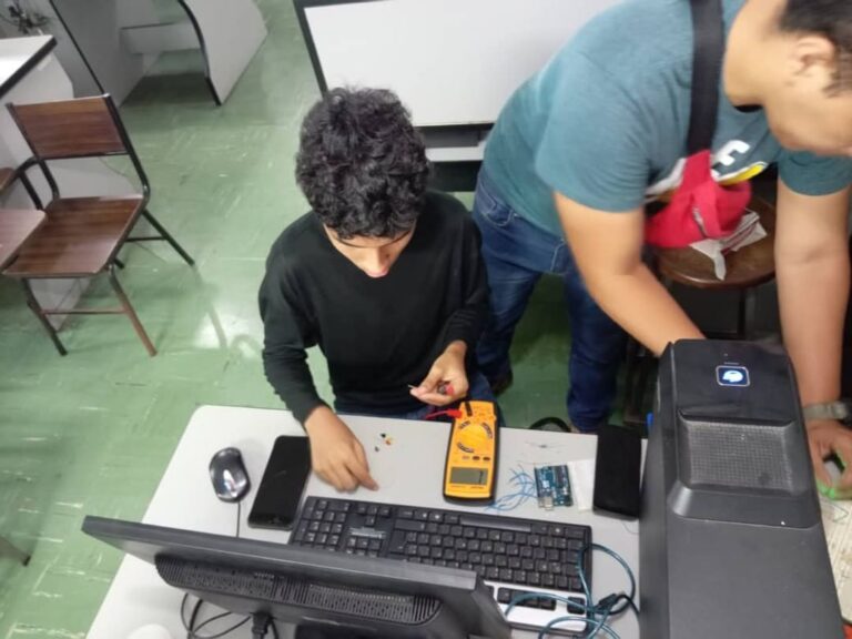 Núcleo de Robótica fortalece formación académica de niños y niñas en Sucre