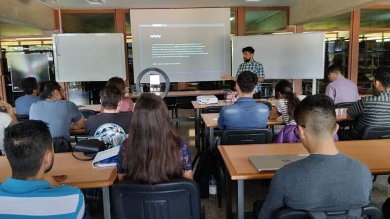 Estudiantes y especialistas en física participaron en ciclo de charlas “Un Instante en el Universo” de Fundación CIDA
