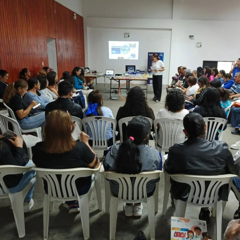 Más de 60 docentes reciben formación en la caravana de la química en Mérida