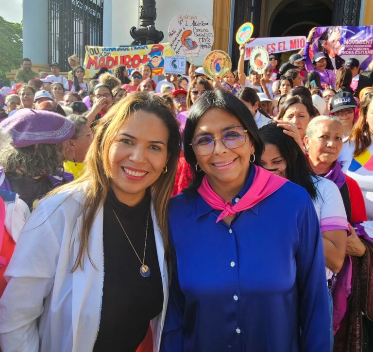 Mujeres venezolanas rinden homenaje al Padre de la Patria