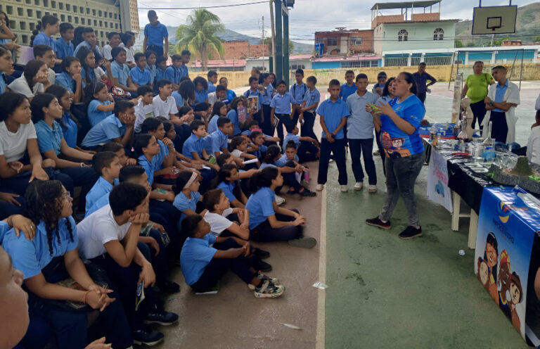 Caravana de la Química despierta interés científico en estudiantes de Aragua