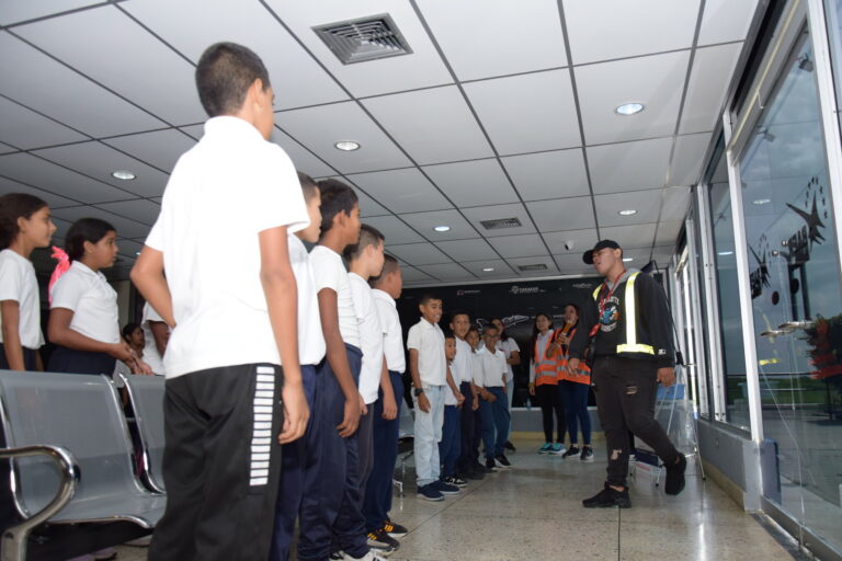 Semilleros científicos de Yaracuy se forman en aeronáutica con la Ruta Científica