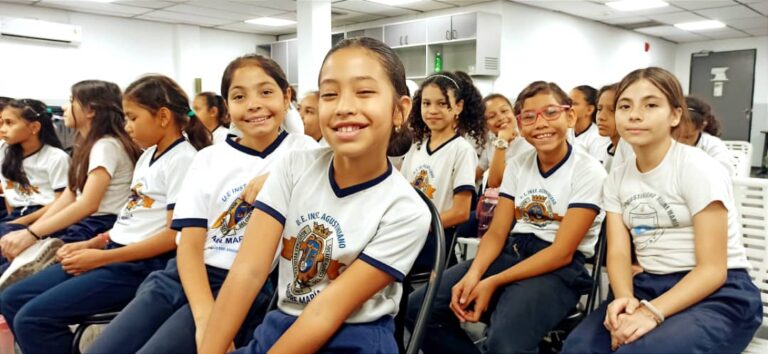 Estudiantes de la U.E. «Madre María de San José» visitan la central de Cantv en Maracay