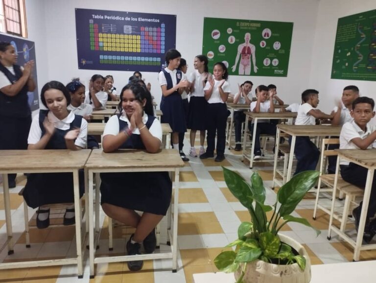 Estudiantes en Zulia cuentan con laboratorios de química y biología