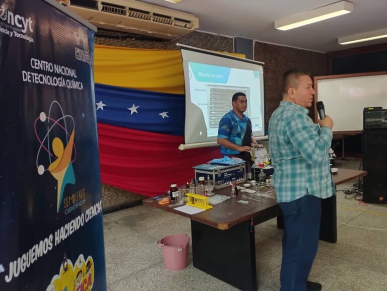 Gobierno Nacional entrega kits de química en Carabobo