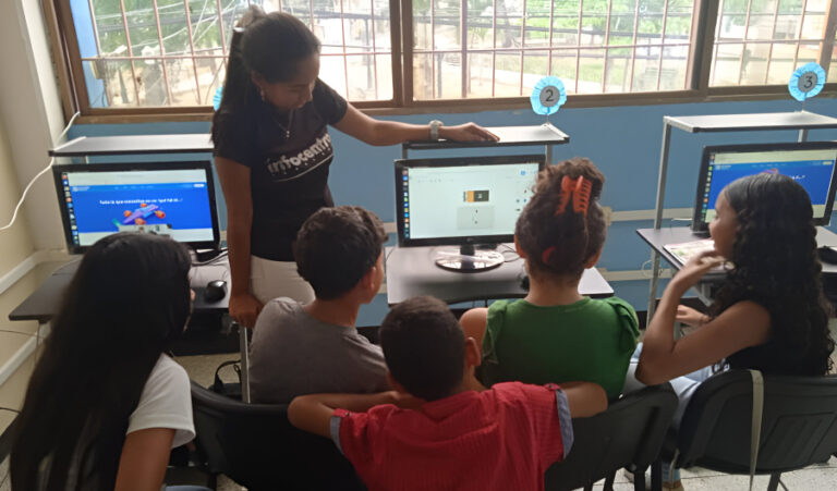 Niños y niñas de Sucre descubren el mundo de la robótica y la programación