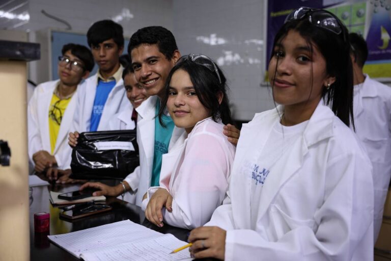 Estudiantes de Miranda presentan prueba final en VI Olimpiada Juvenil de Ciencias 2024