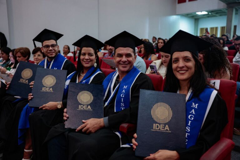 Más de 180 profesionales reciben títulos de maestría, diplomados y cursos de ampliación en la Fundación IDEA