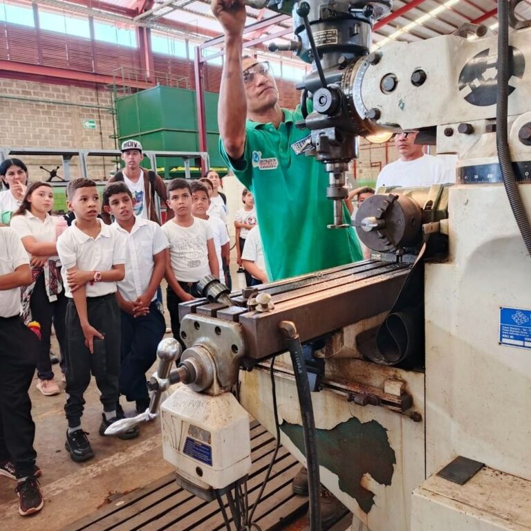 Estudiantes de Cojedes visitan la fábrica de cosechadoras Hugo Chávez