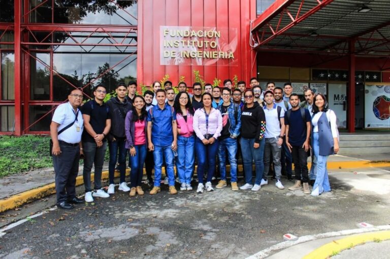 Estudiantes y docentes de la Universidad de Carabobo exploran la FIIIDT en una visita educativa