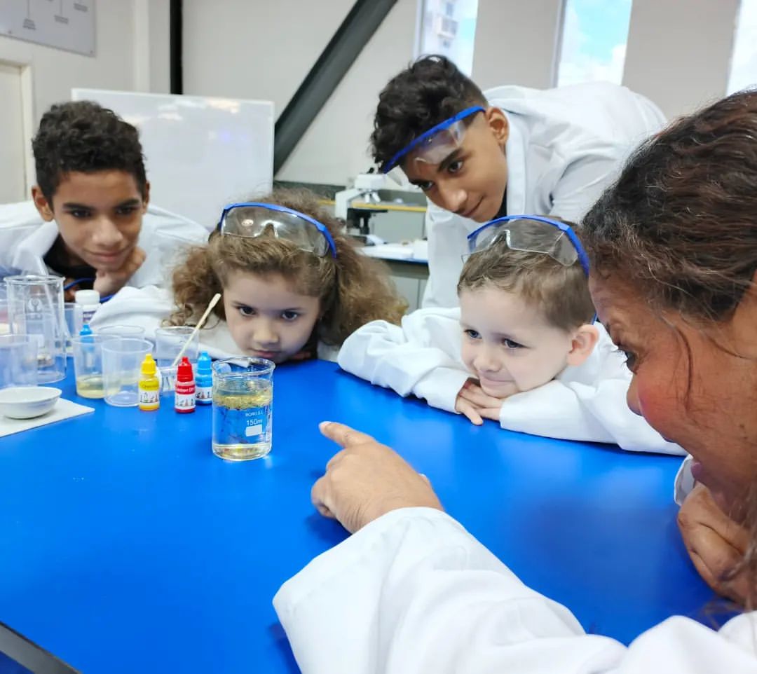 Children and youth from La Guaira enhance their scientific knowledge during a visit to the Science Education Center.