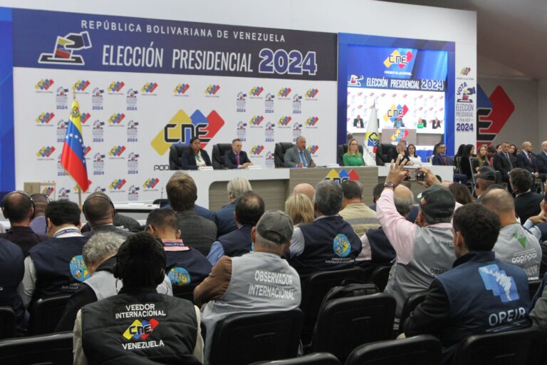 Observadores internacionales destacan solidez del sistema electoral y felicitan al presidente Maduro por su victoria en comicios