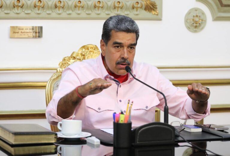 Grupos de extrema derecha atacaron el Complejo Deportivo, Científico y Cultural en La Guaira