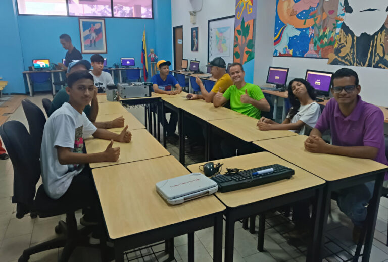 Jóvenes con discapacidad auditiva fortalecen conocimientos en taller sobre computación
