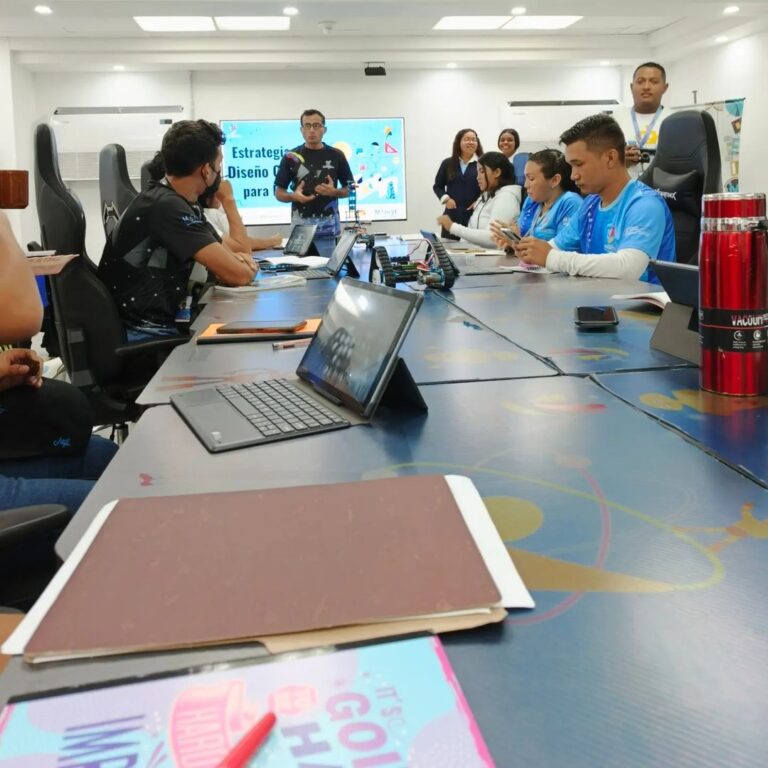 Personal de Inzit e Infocentro se capacitan en estrategias de diseño gráfico para redes sociales
