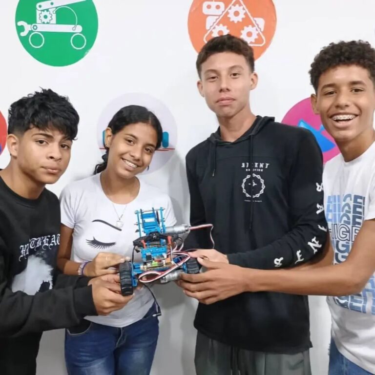 Jóvenes de Falcón continúan formándose en Robótica Educativa
