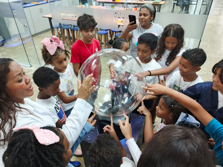 Centro Didáctico para la Enseñanza de las Ciencias despierta vocaciones científicas en niños y niñas
