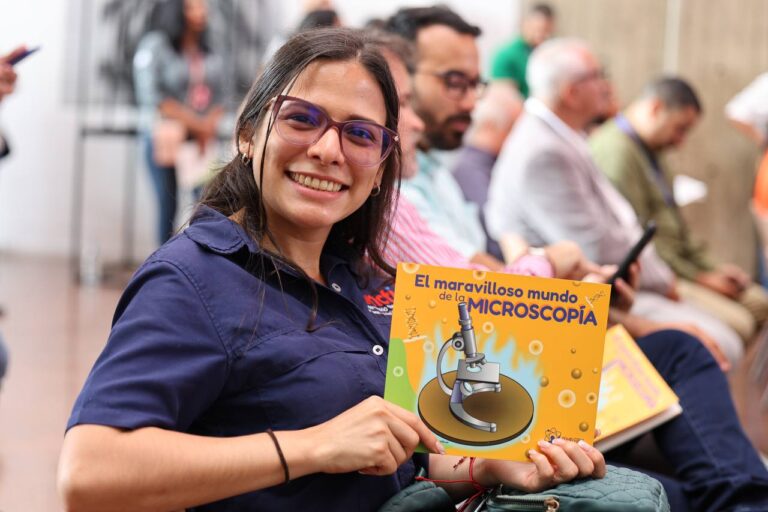 Libro «El maravilloso mundo de la microscopía» acerca a niños y niñas a la ciencia