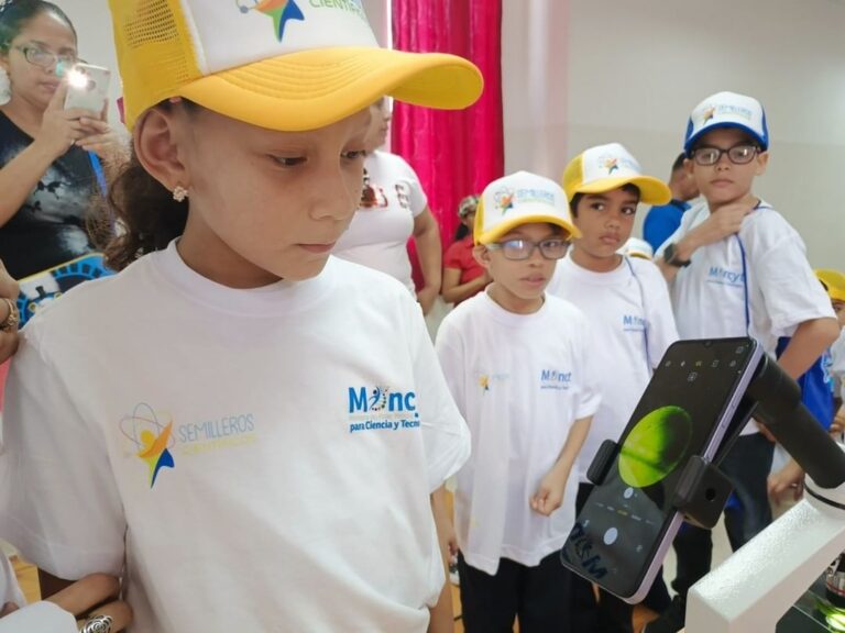 En Aragua semilleros científicos se divierten y aprenden sobre química