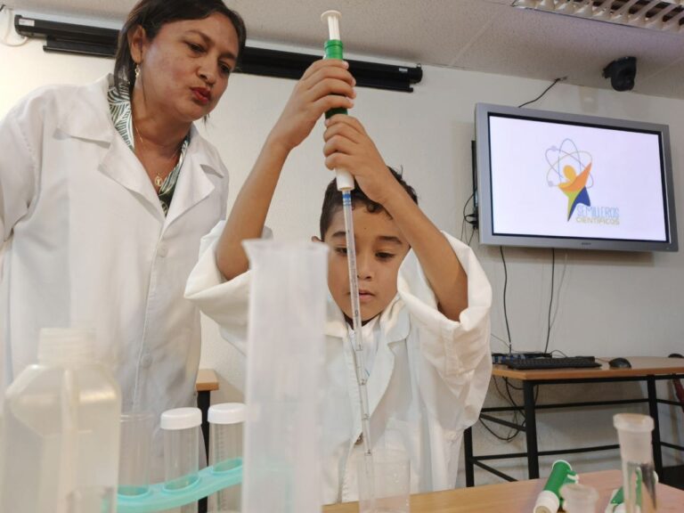 Foto 1 Niños y niñas aprendieron la química divertida