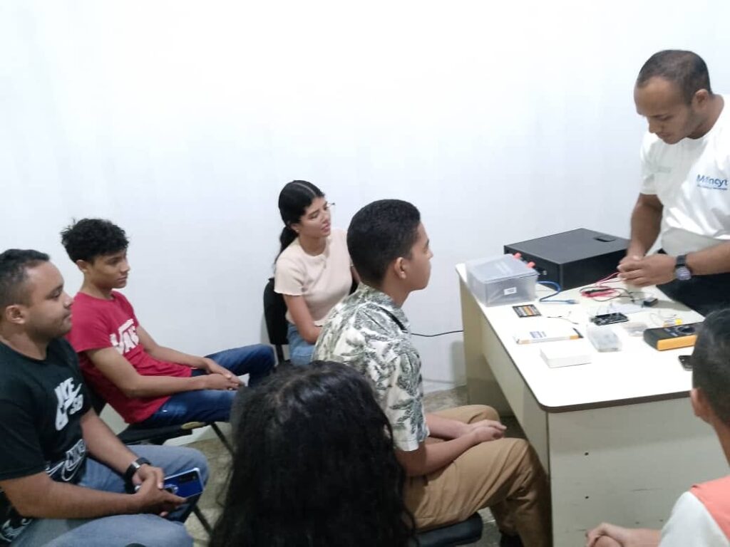 Fundacite Apure Impulsa la Ciencia y la Innovación con Cursos para Jóvenes en Jovalito II El Ministerio de Ciencia y Tecnología, a través de Fundacite Apure, llevó a cabo una exitosa jornada de C-6
