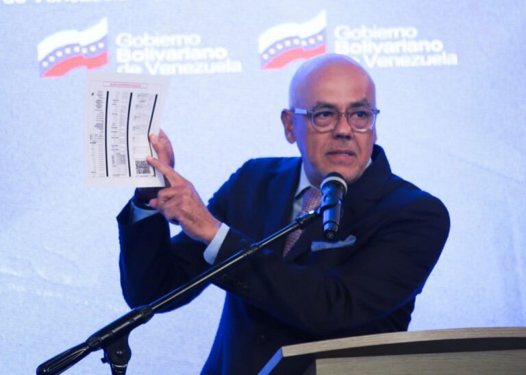 Jorge Rodríguez presenta pruebas de la farsa montada por la extrema derecha para cantar fraude
