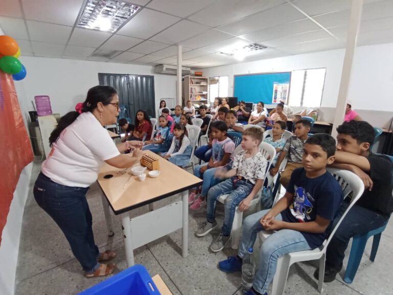 Semilleros Científicos de Portuguesa aprenden de química con jornada formativa