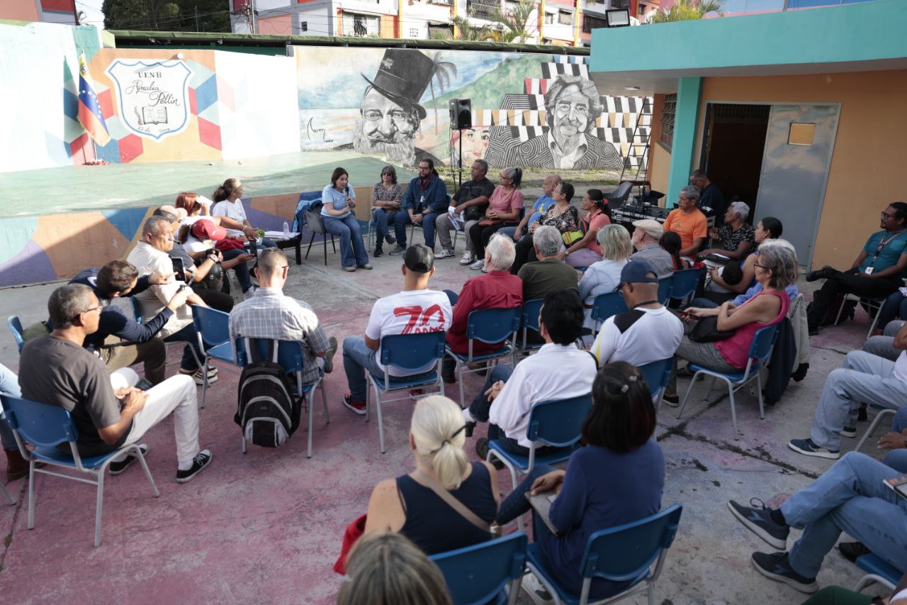 Vicepresidenta sectorial Gabriela Jiménez Ramírez encabezó conversatorio sobre ciberguerra y derechos digitales en la Comuna Socialista Simón Bolívar de Caracas