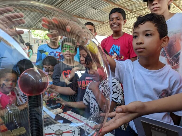 Sala Itinerante Dra. Anamaría Font comparte experiencias científicas con estudiantes de Lara