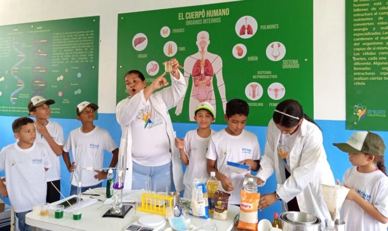 Avanza instalación de laboratorios de química y biología en todo el país