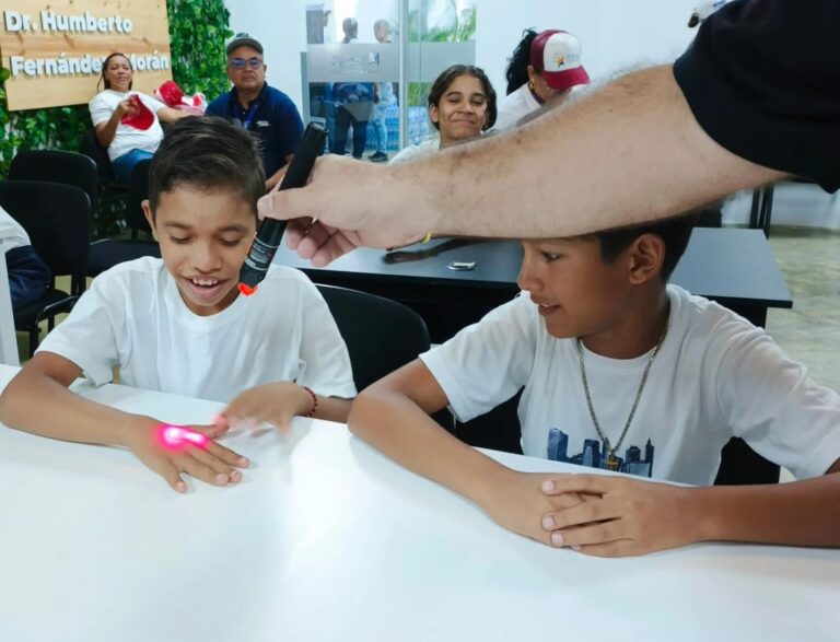 Niños y niñas de La Guaira aprenden sobre robots, fibra óptica y electrónica en “Vacaciones Científicas y Tecnológicas”