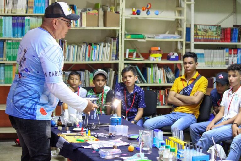 Con experimentos científicos jóvenes larenses se vinculan con una química divertida