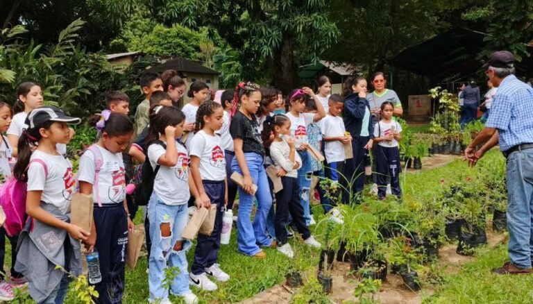 Estudiantes barineses adquieren conocimientos sobre biodiversidad, ciencia y producción