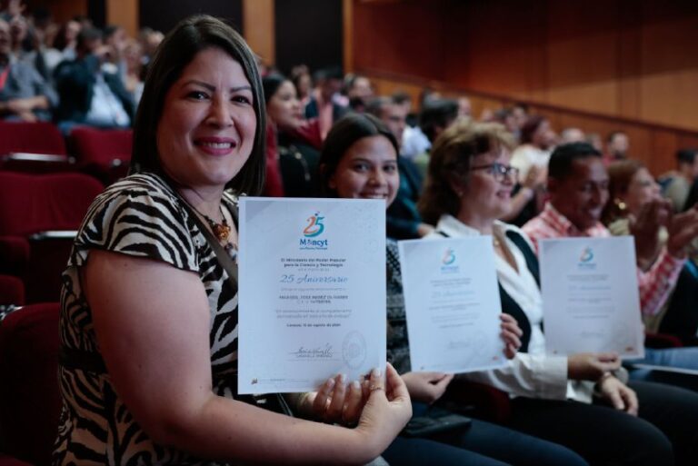 Mincyt celebra 25 años reconociendo compromiso de sus trabajadores y trabajadoras