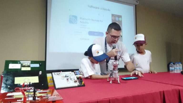 Semilleros Científicos del estado Bolívar aprenden sobre robótica en vacaciones
