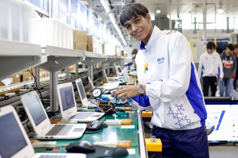 Semilleros Científicos reciben formación especializada en robótica educativa