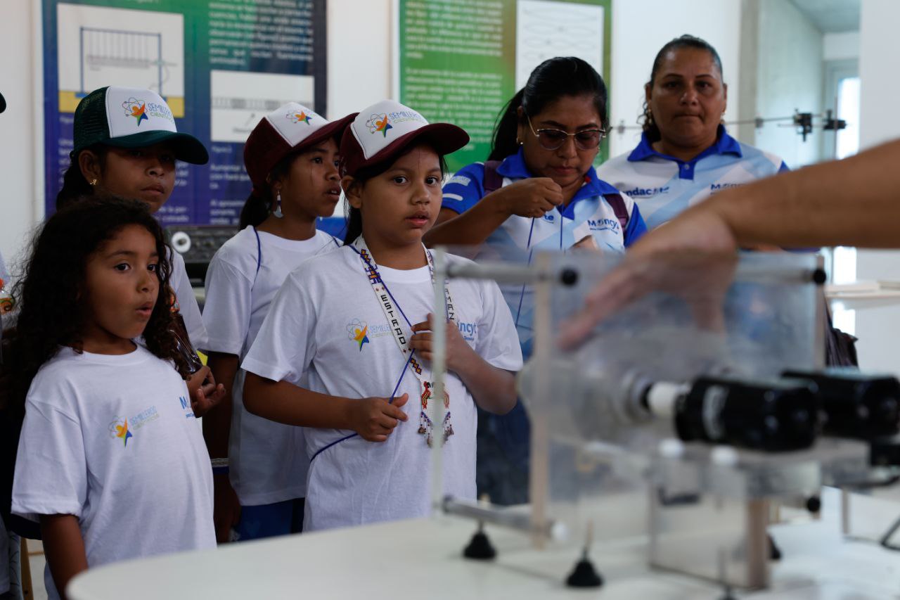 Semilleros científicos del estado Amazonas visitan el Didactrón de la Universidad Simón Bolívar