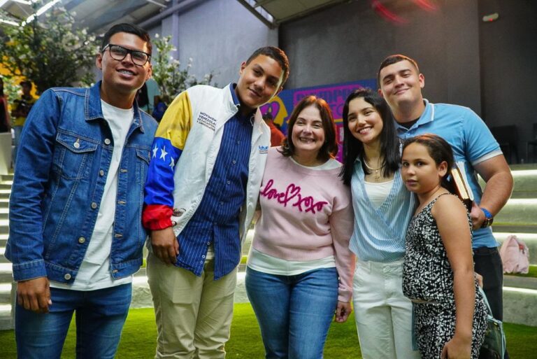 Ministra Gabriela Jiménez Ramírez resalta influencia de redes sociales en salud mental de jóvenes venezolanos