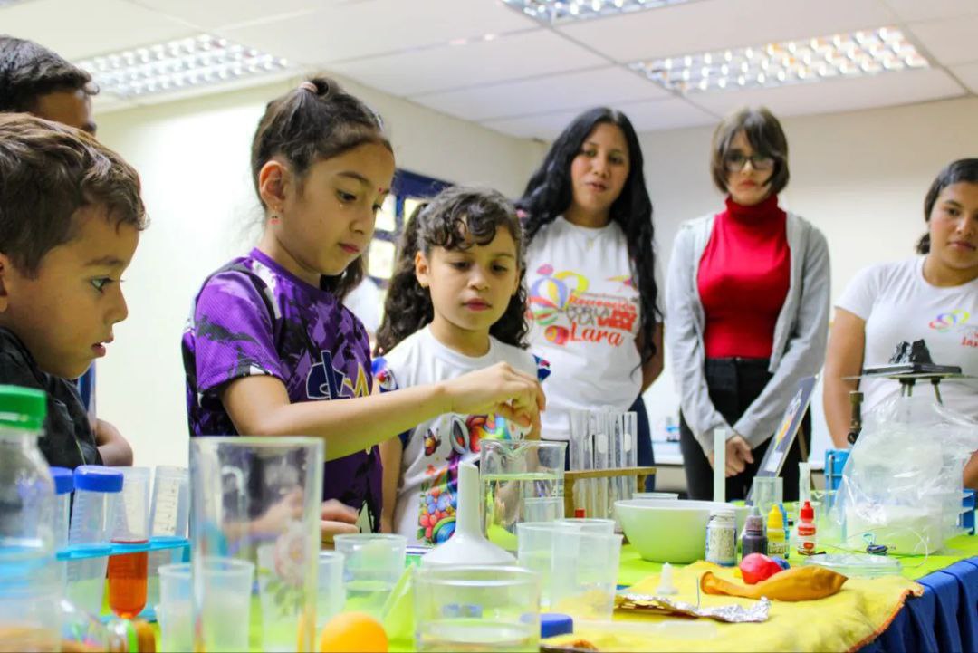Sala de Ciencias «Dra. Anamaría Font» fortalece conocimientos del Semillero Científico de Lara
