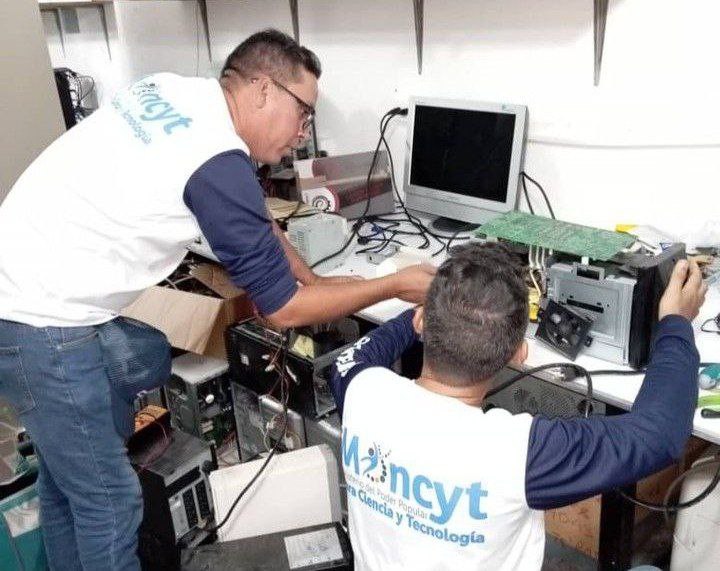 Cayapa Heroica realiza mantenimiento a equipos médicos y tecnológicos en Sucre