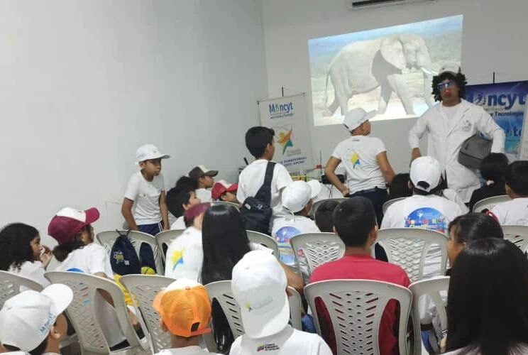Semilleros científicos de Apure aprenden con la Caravana de la Química