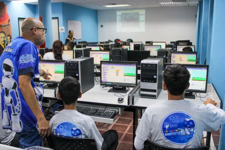Emocionante jornada dedicada a la programación experimentan semilleros científicos de Lara