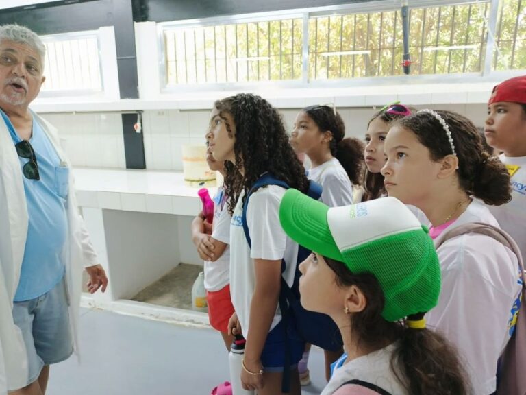 Niños y niñas de Sucre conocen el proceso de cultivo de los mejillones en vacaciones