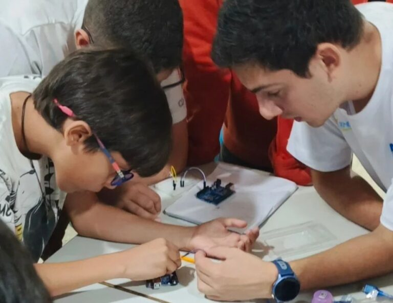 Niños exploran el mundo de la electrónica en Portuguesa